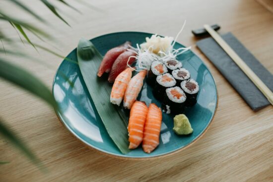 sushi på tallrik