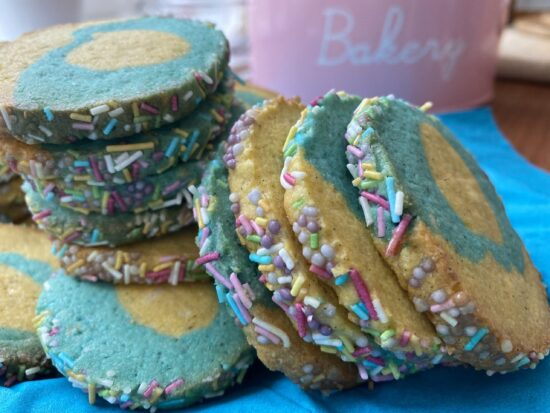 Baka fargglada smakakor bildcred Malin Toverud scaled 1