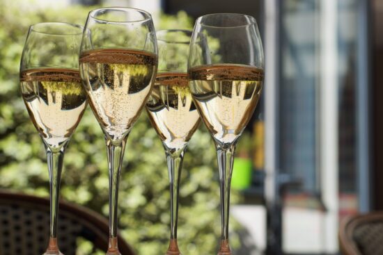 Lyxa till det med ekologisk champagne scaled 1