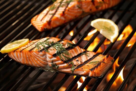 tompat1 Grilled salmon fillets topped with fresh dill and lem 26b3c57f 8bc6 4148 b6f3 b5a9b83e4309 2