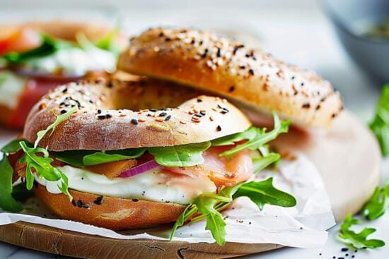 grillad bagel med farskost och kallrokt lax