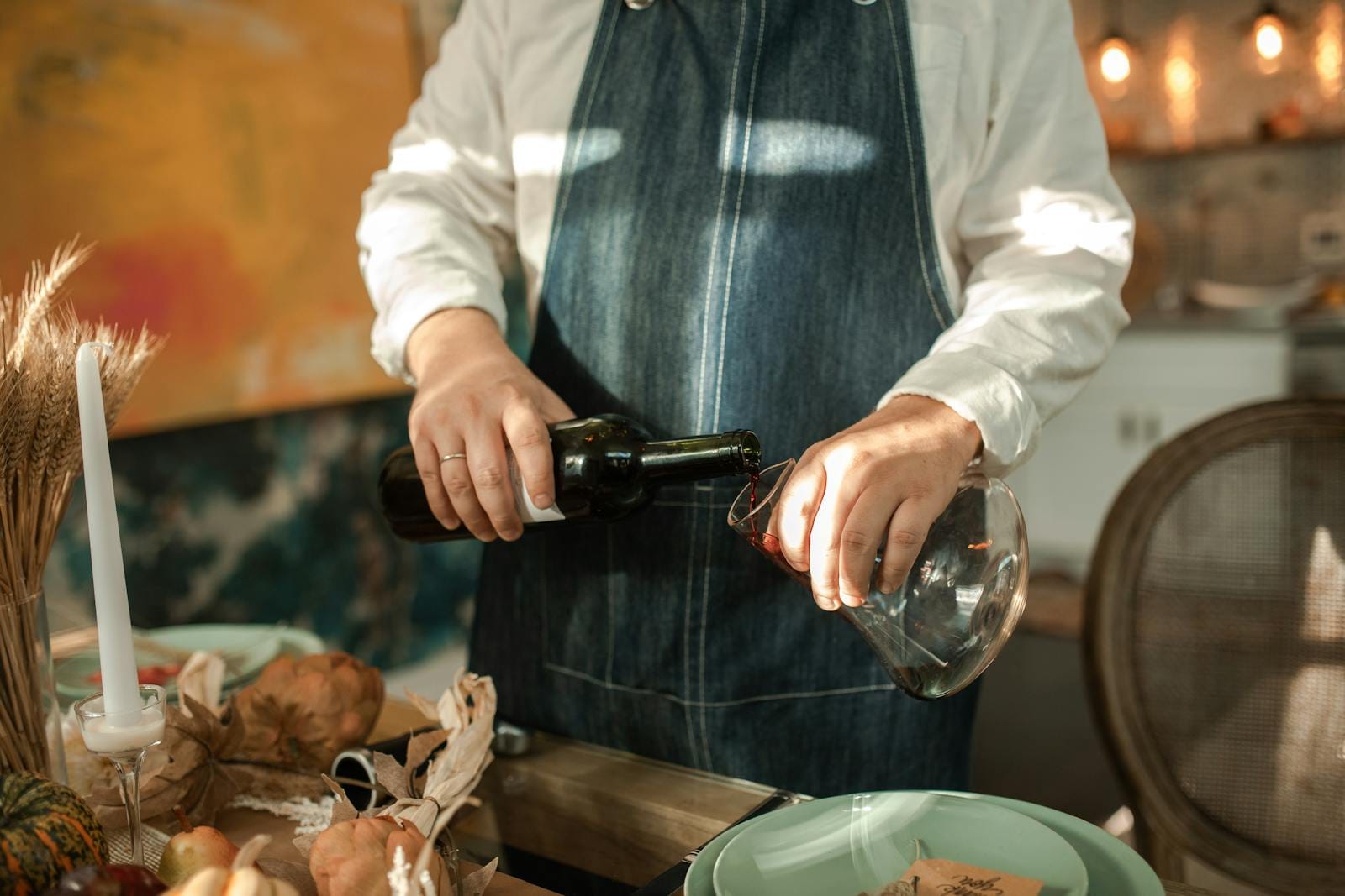 sommalier häller upp rött vin