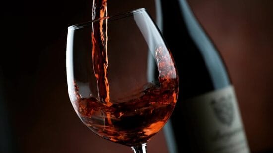 rött vin i glas