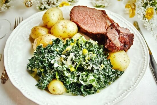 Graddstuvad gronkal med potatis och lamm