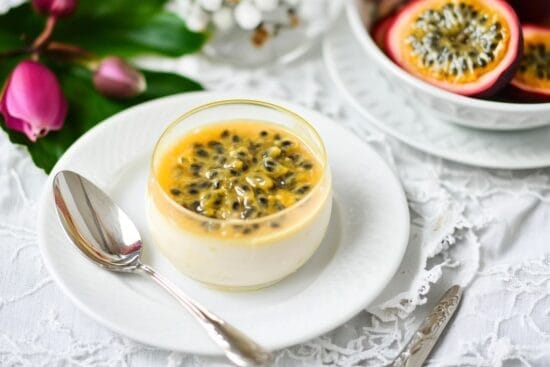 Pannacotta med passionsfrukt