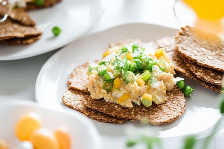 Gubbröra på knäckebröd