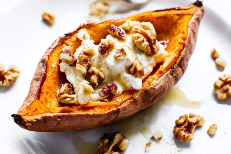 Bakad sötpotatis med getost, valnötter och honung