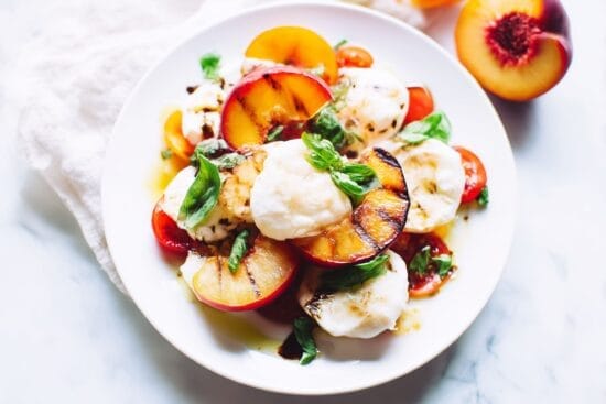 Capresesallad med buffelmozzarella grillad nektarin