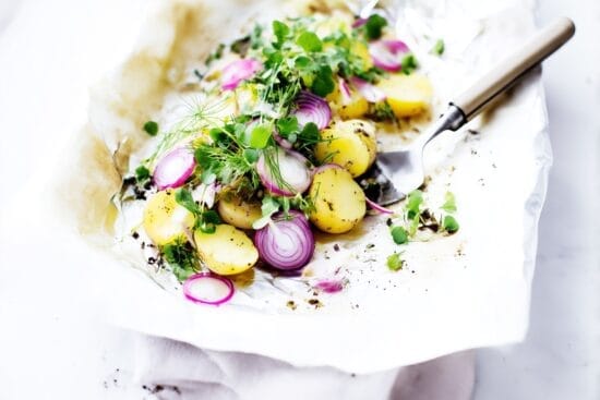 Foliepaket med potatis lok farska orter