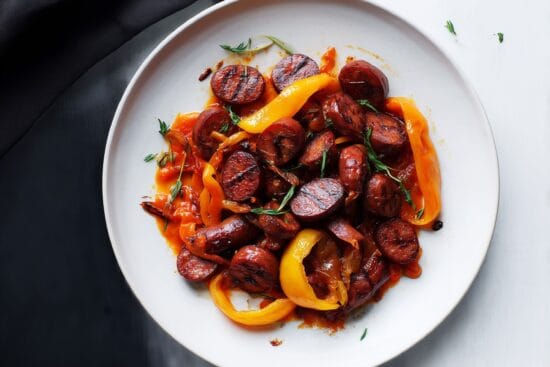 Grillade chorizokorvar med rostad paprikasas