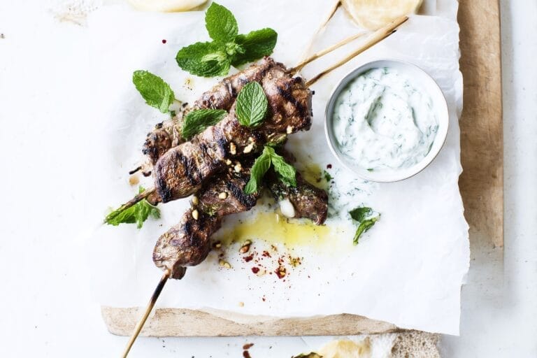 Grillade lammfärsspett med vitlök och mynta – serveras med tzatziki