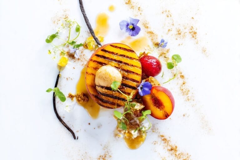 Grillade persikor med honung och vaniljkvarg