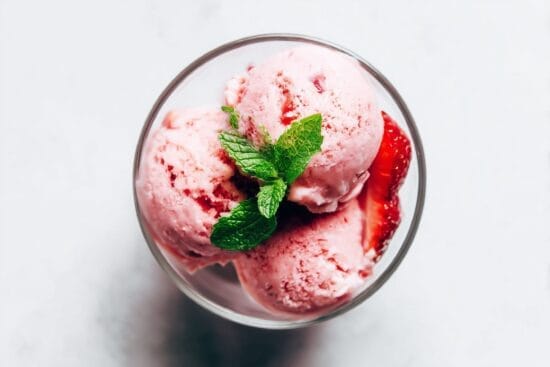Hemmagjord jordgubbsglass med mynta