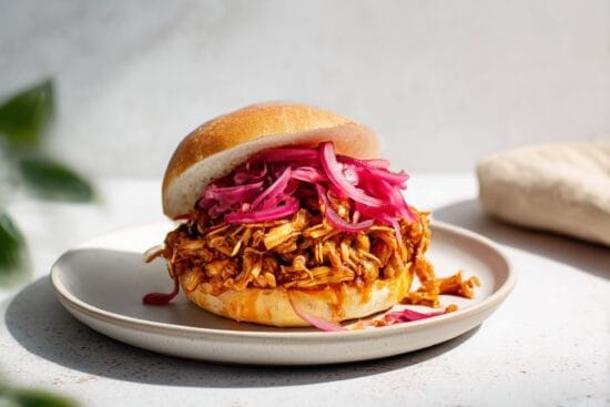 Pulled jackfruit burgare med picklad rodlok