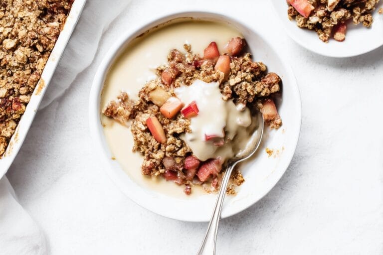 Rabarberpaj med smultäcke och vaniljsås