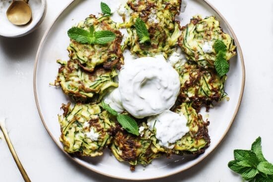 Zucchinibiffar med mynta fetaost serveras med yoghurtsas