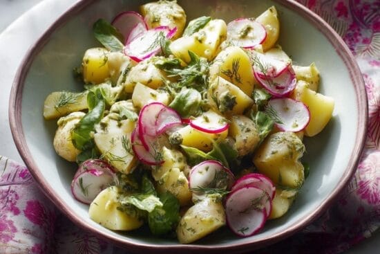 Farskpotatissallad med radisor och senapsvinagrett