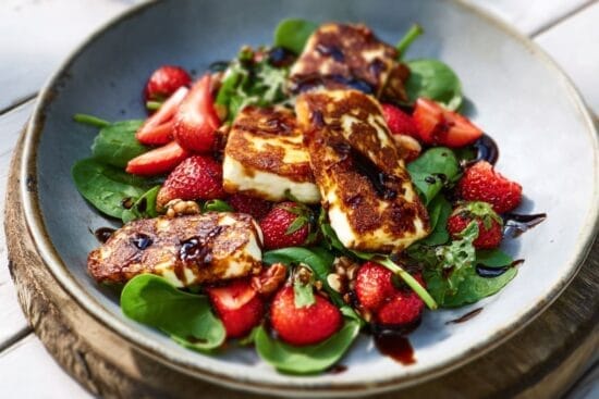 Grillad halloumisallad med jordgubbar och balsamico