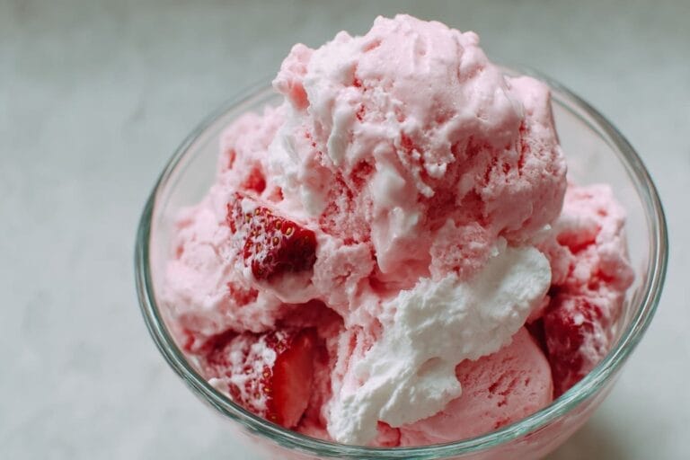 Hemgjord smultronglass med vispad grädde