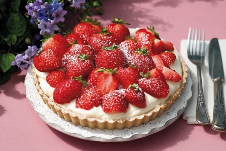 Jordgubbspaj med vaniljkräm
