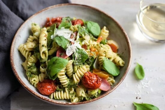 Kall pastasallad med pesto och soltorkade tomater