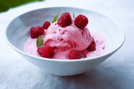 Snabb hallonglass pa frysta bar yoghurt