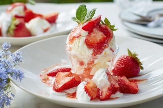 Somrig dromdessert med glass jordgubbar och marang