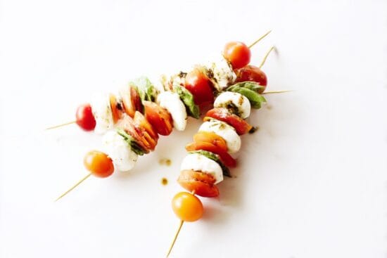 Capresespett somrig antipasto pa tandpetare