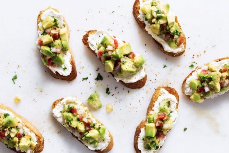 Crostini med färskoströra och avokadosalsa