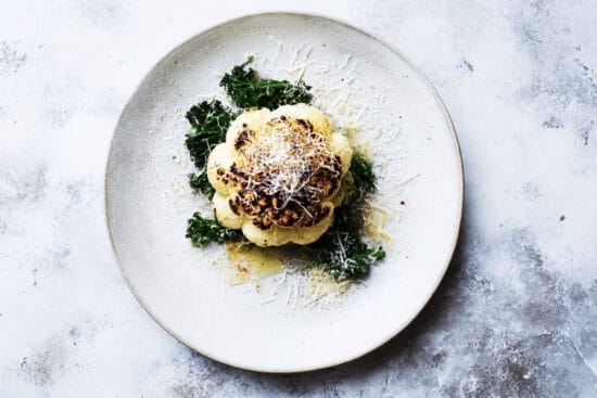 Helgrillad blomkal med vitlokssmor och parmesan