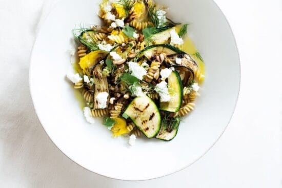 Pastasallad med grillad zucchini fetaost och citronvinagrett