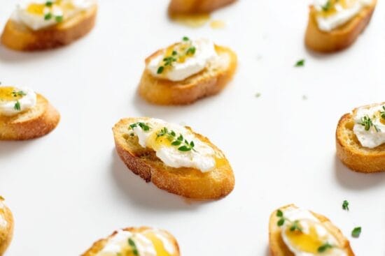 Sma crostinis med getost och honung