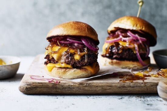 Smashed burgers med karamelliserad lok och cheddar