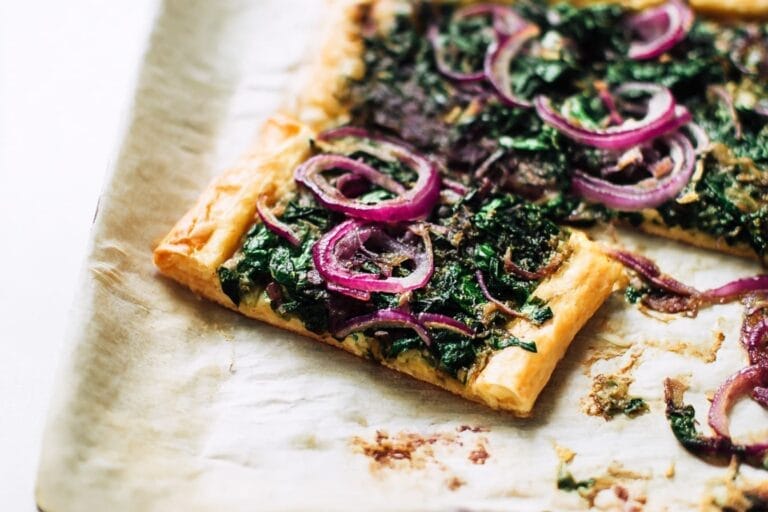 Smördegspizza med spenat och syrlig rödlök