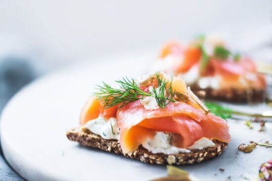 Smorgasar med kallrokt lax och kramig dillfarskost