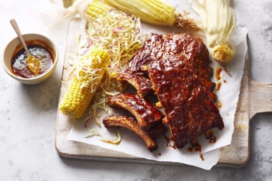 bbq glazade ribs med majskolvar och coleslaw