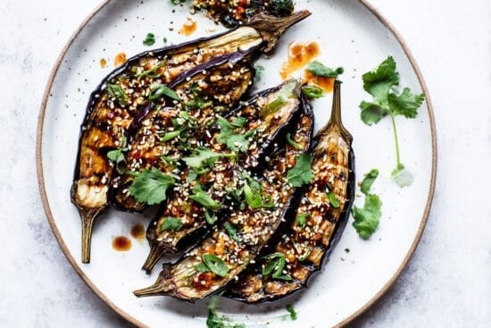 grillade aubergineskivor med misodressing och sesamfron