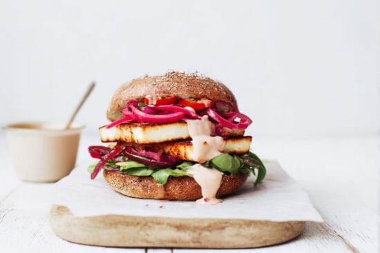 halloumiburgare med picklad rodlok och chilimayo