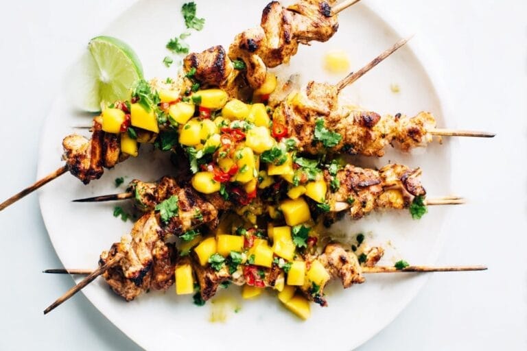 Marinerade kycklingspett med mango- och chilisalsa