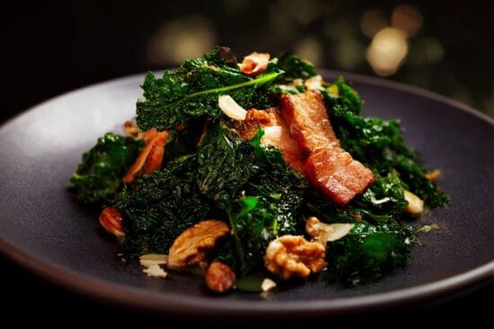 Krispig gronkalssallad med varmrokt sidflask och rostade notter