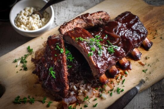 Plommon och rodvinsglaserade revbensspjall