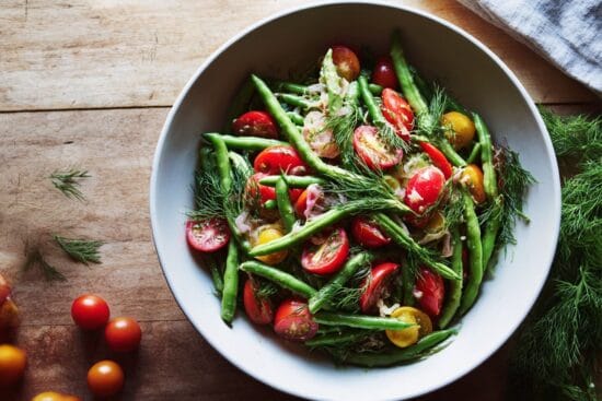 Skordesallad med farska bonor tomat och dill