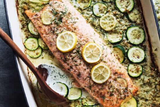 Ugnsstekt lax med ortig zucchinigratang och citronkram