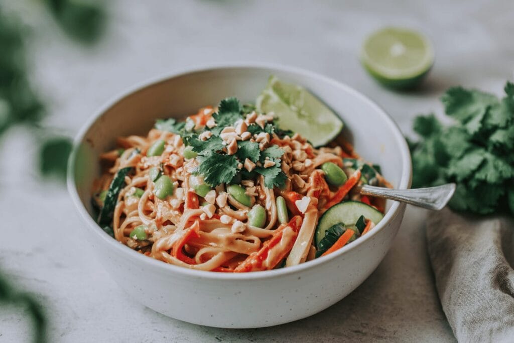 Nudlar med jordnötssås och grönsaker