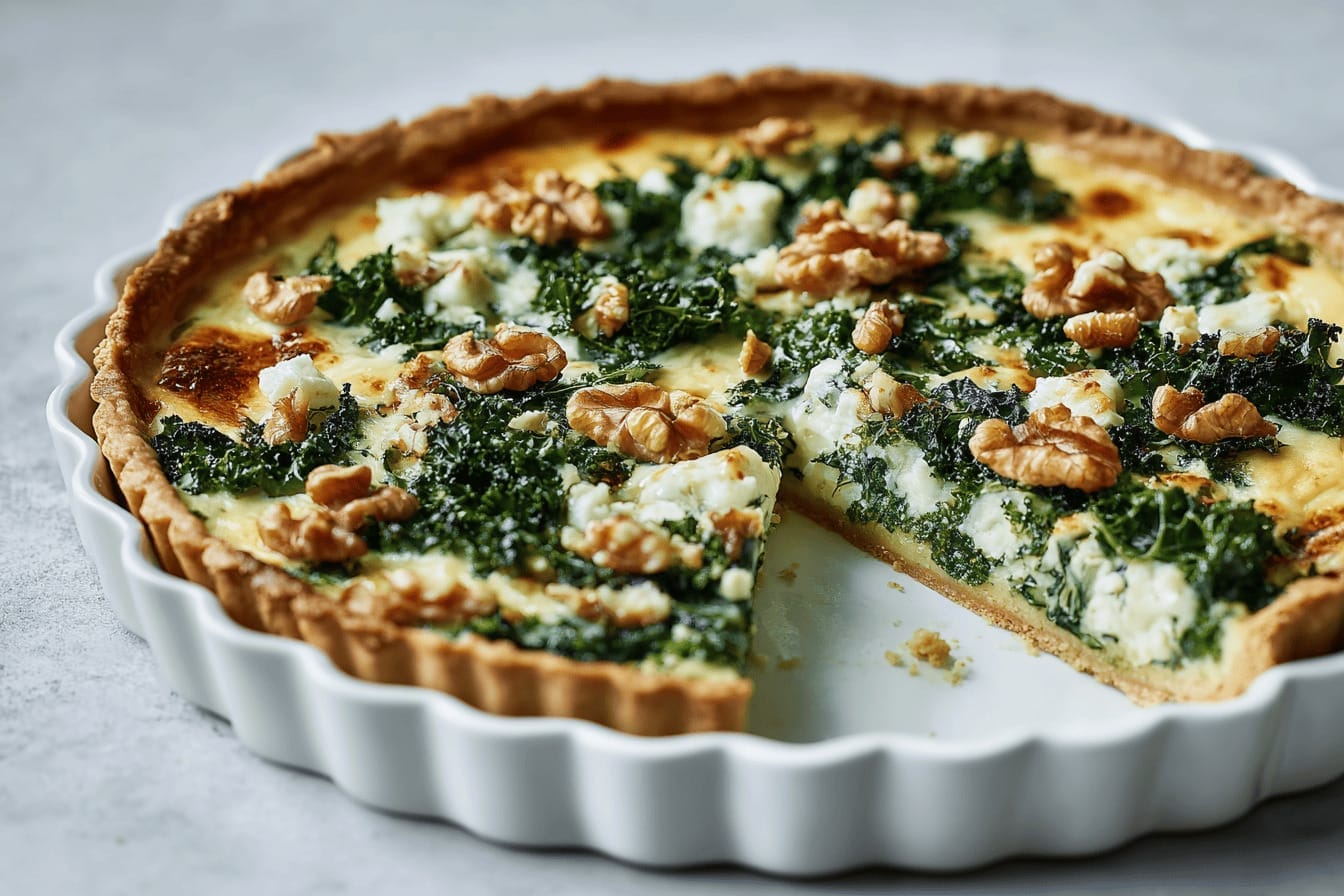 Grönkålspaj med ädelost och valnötter
