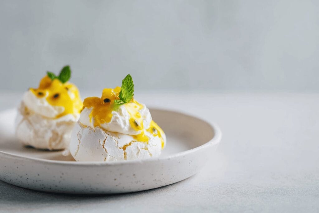 Mini-pavlova med passionsfrukt och mynta