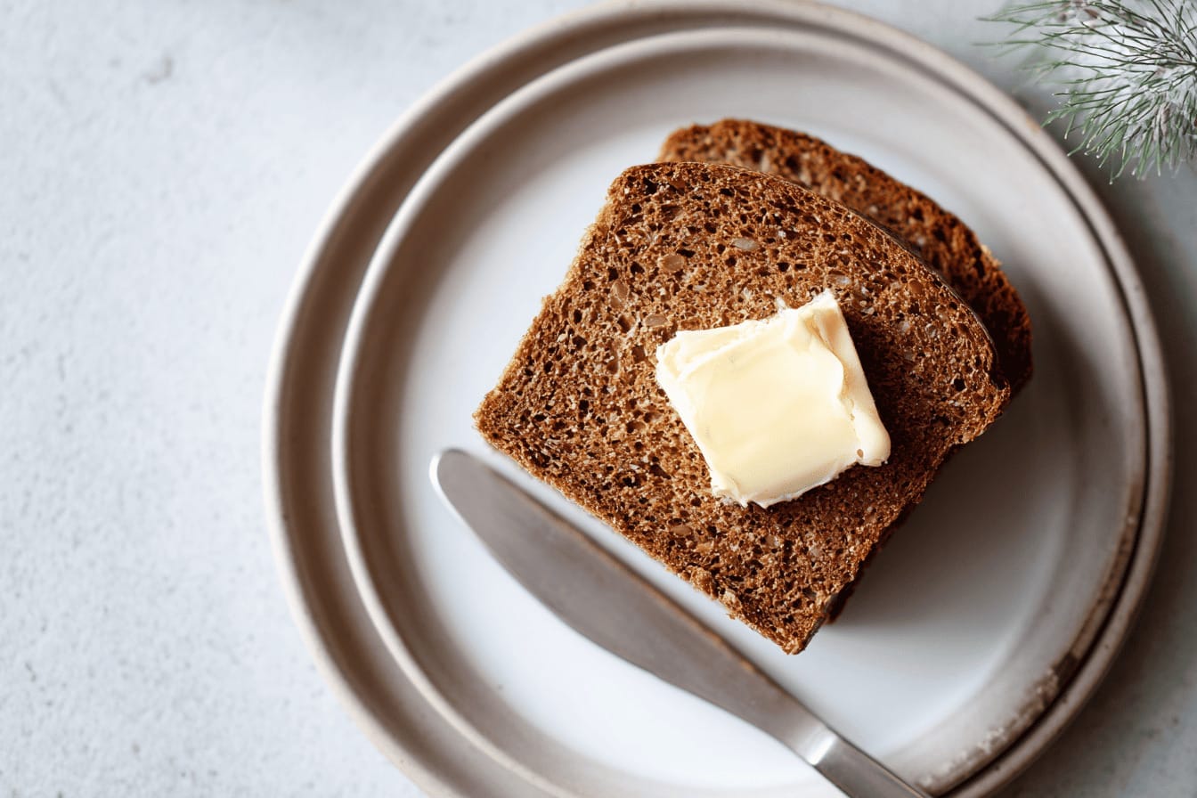 Vörtbröd med smör och ost