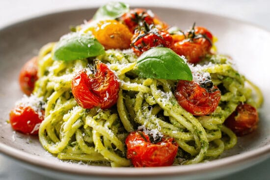 pasta med pesto genovese och rostade korsbarstomater