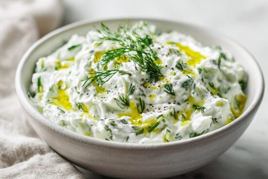 tzatziki pa grekisk yoghurt gurka dill