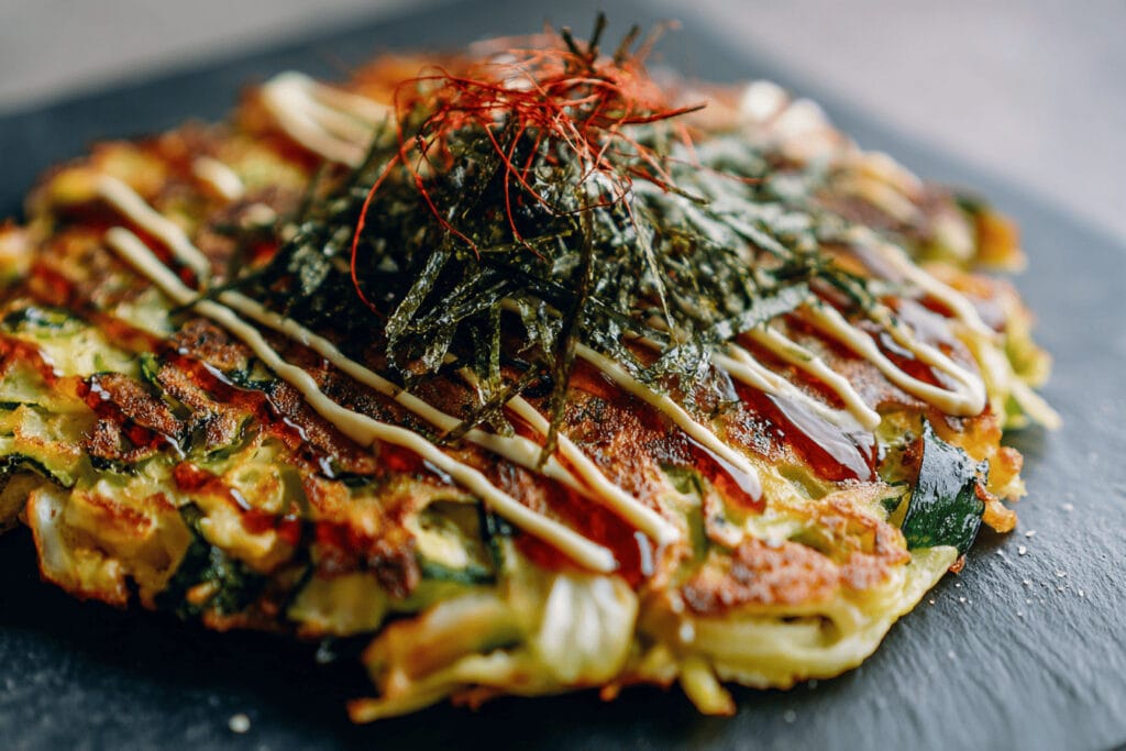 Okonomiyaki (japansk kålpannkaka)